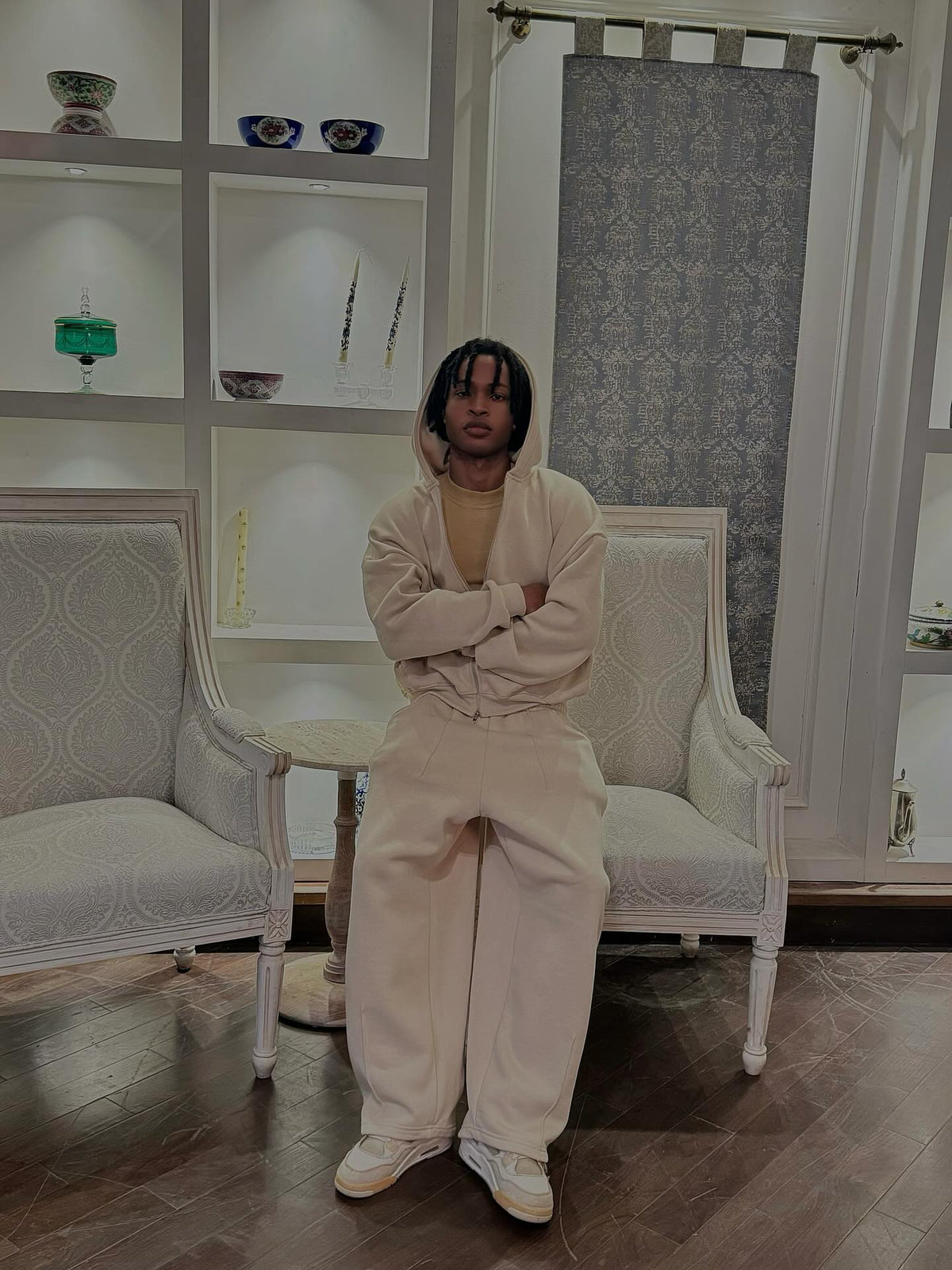 Elvaans Comfy beige set worn indoors