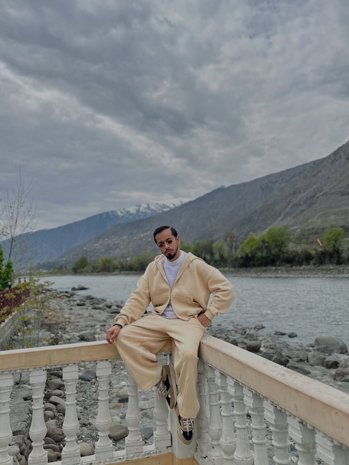 Elvaans Comfy beige set by the river